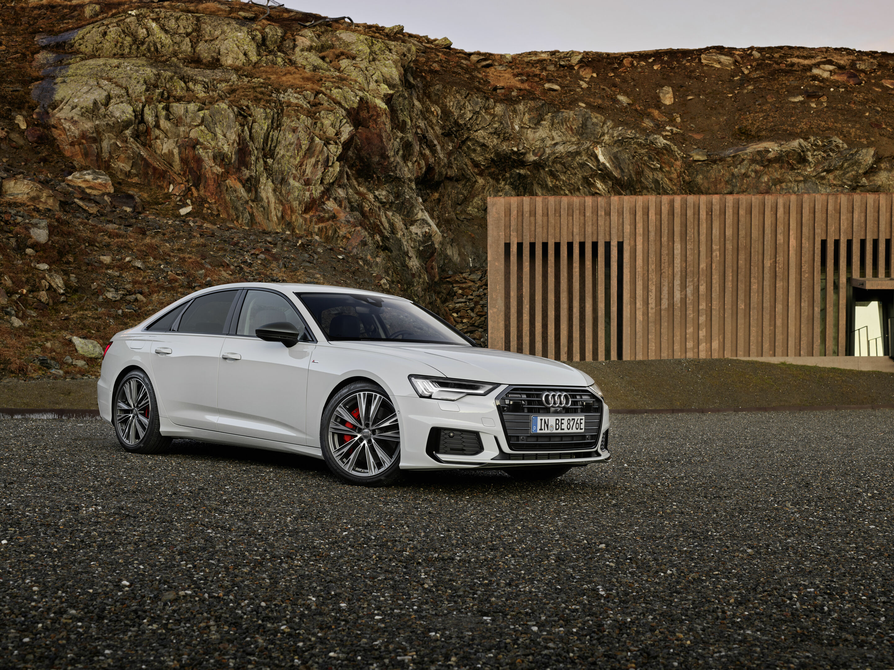 Audi Q5 ganha versão híbrida que faz até 47,6 km/litro