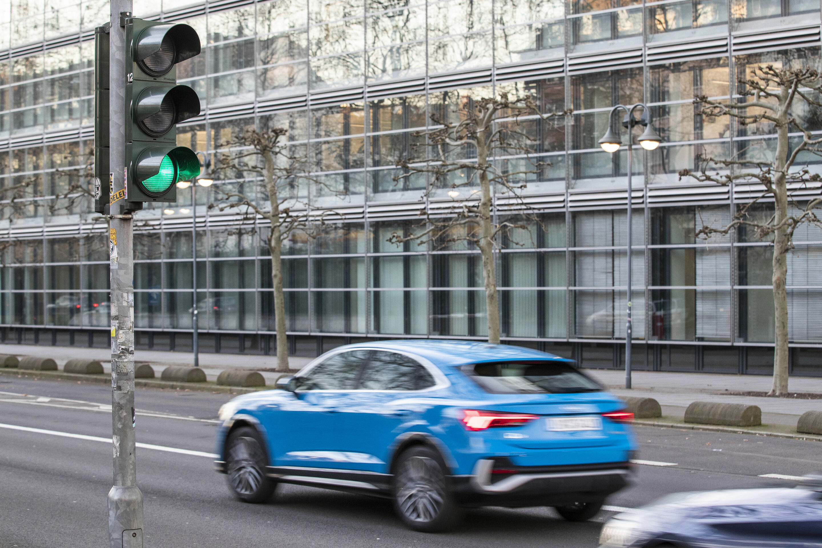 audi-networks-with-traffic-lights-in-d-sseldorf-audi-mediacenter