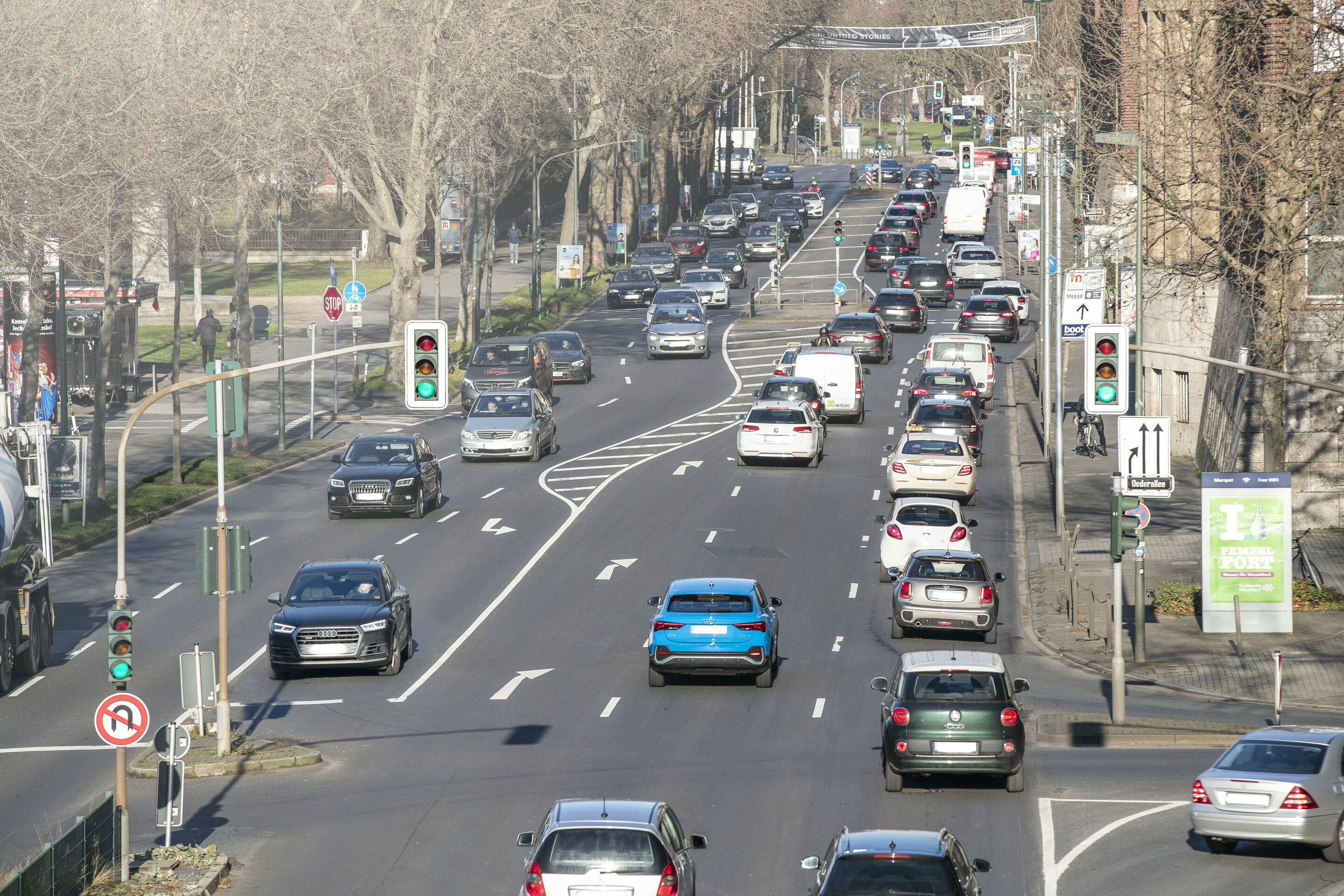 audi-networks-with-traffic-lights-in-d-sseldorf-audi-mediacenter